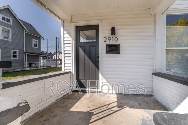 Building Photo - 2910 N Kenwood Ave