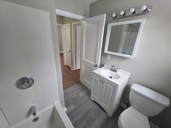 Building Photo - 8 W Chestnut Hill Rd