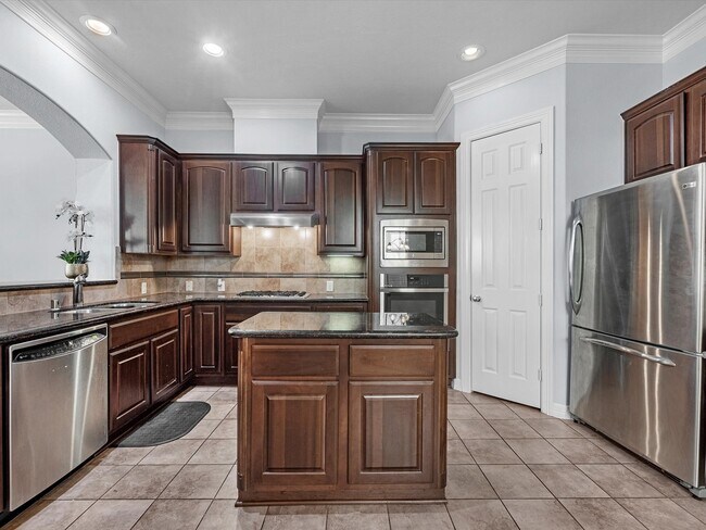 Building Photo - 11643 Royal Oaks View