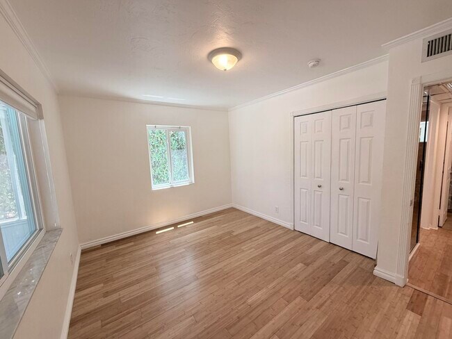 Building Photo - 1413 SW 23rd Ave