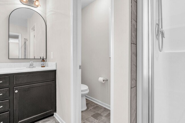 Building Photo - 4 bedroom 2.5 bathroom home close to beaches, shopping, and Marine Corps Bases.