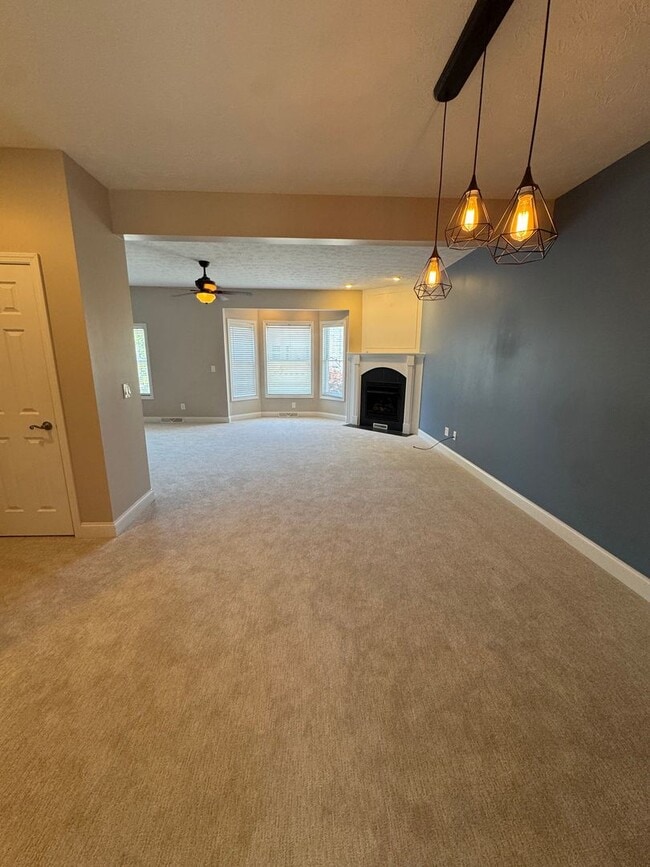 Building Photo - 2 Bed 2 full and 2 1/2 Bath- Imperial PA