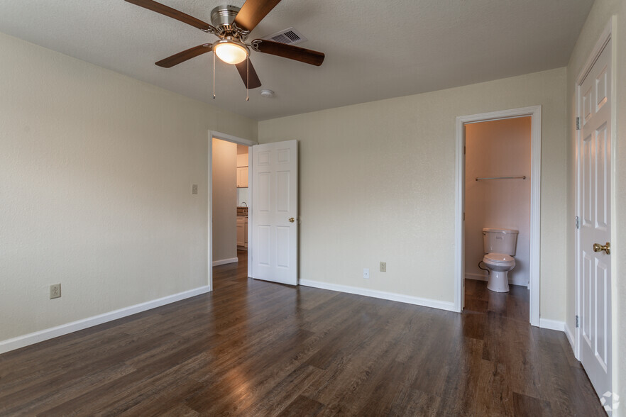 Bedroom - Castlewood Apartments