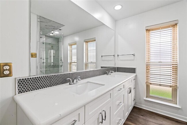 Building Photo - 13818 Menasco Ct
