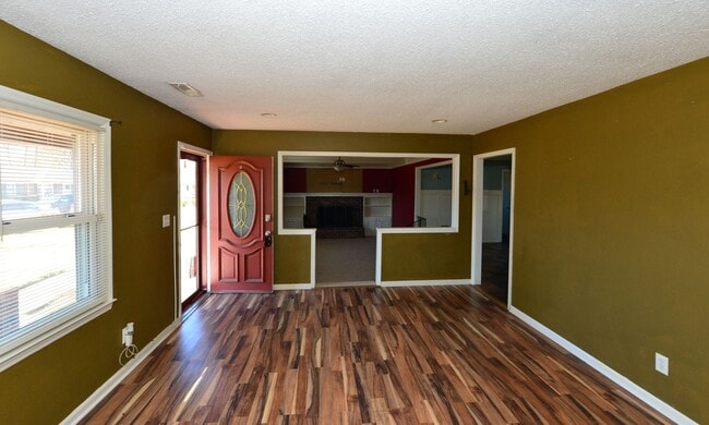 Building Photo - Nice Brick Ranch with Large yard!