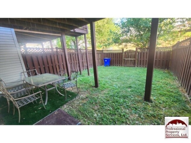 Building Photo - Spacious 3 Level Townhome In Wellington Tr...