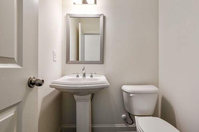 Building Photo - READY!!! 3 bedroom Townhome at South Lawn - Lawrenceville