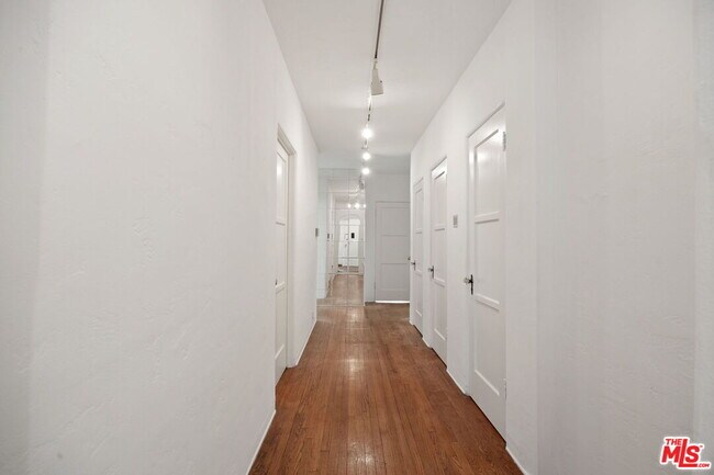 Building Photo - 436 S Rexford Dr