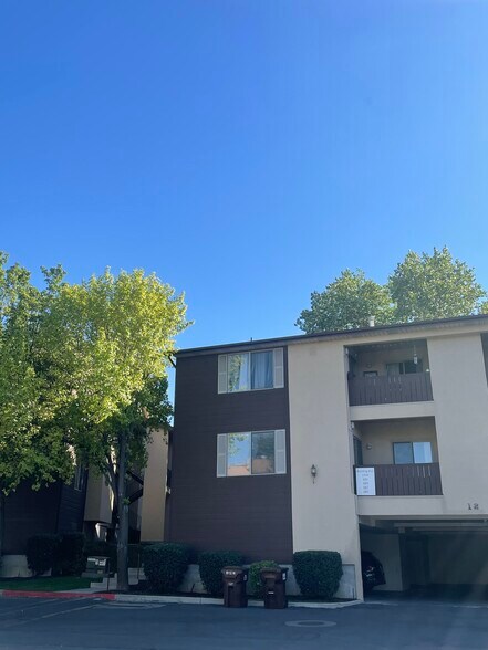 Building Photo - 687 W Jefferson Cv