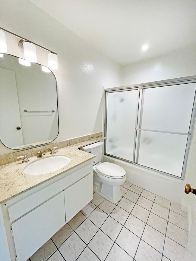 Building Photo - 2 Bed, 2 Bath Condo on the Esplanade with gated entry