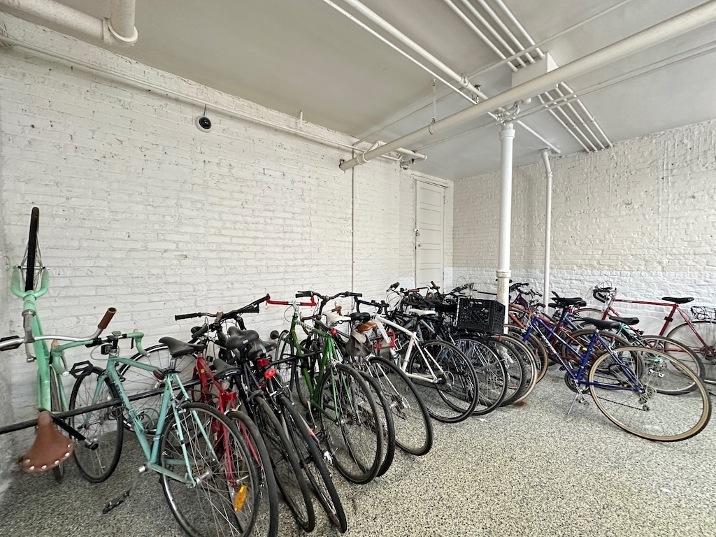 Building Photo - 2536 N Sawyer Ave