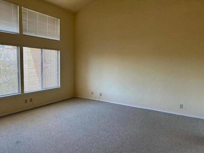 Building Photo - 10 Pyrola Ln