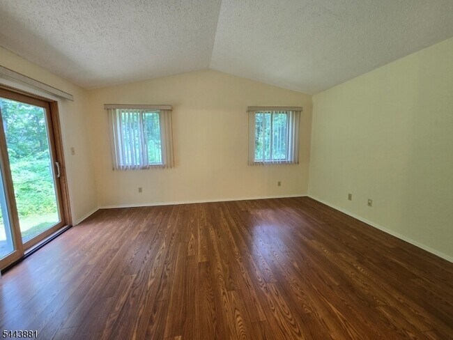 Building Photo - 71 Drake Ln