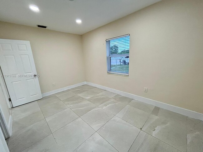 Building Photo - 610 E 8th Ave