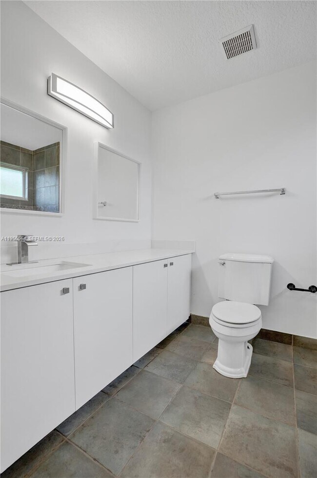 Building Photo - 5409 SW 41st St