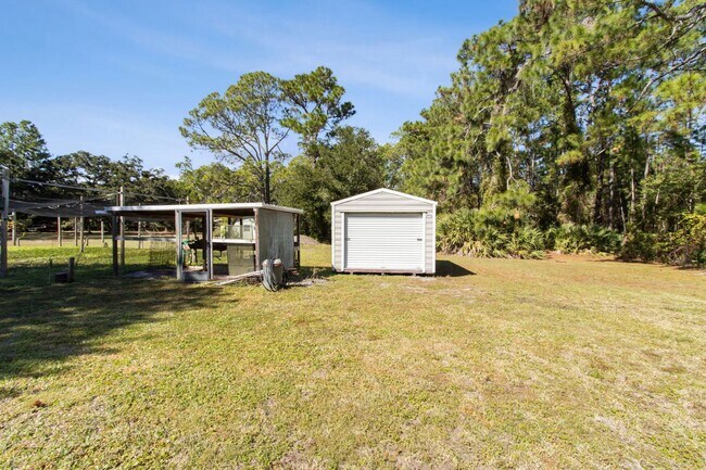Building Photo - Peaceful Country Living Close to Everything