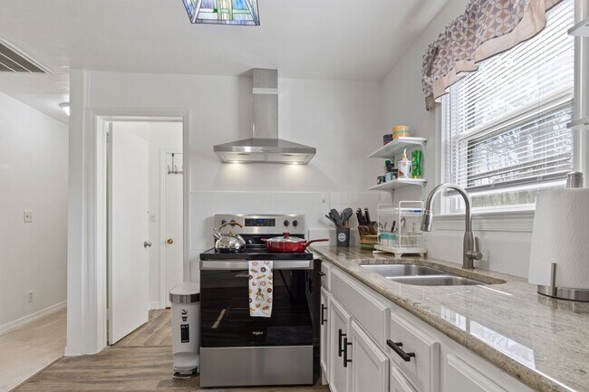 Building Photo - All-Utilities-Included 2BR Rental in Williamsburg – Private Screened Porch & Reserved Parking