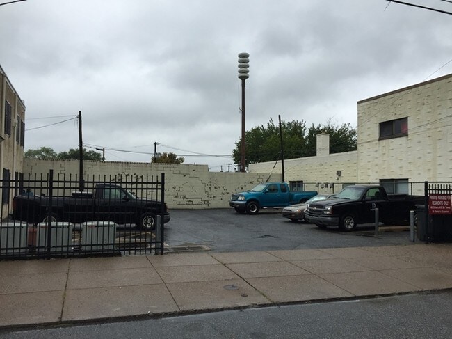  - 1900 W 3rd St