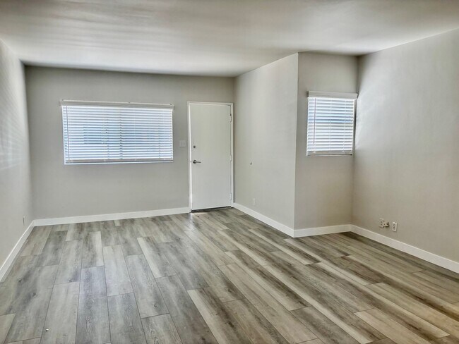 Building Photo - 808-812 Westmount Dr