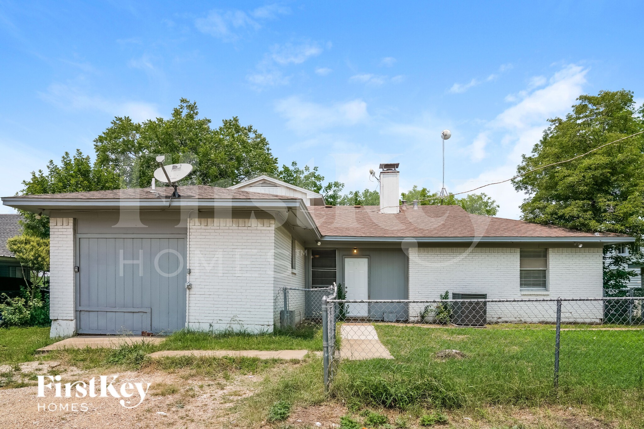 Building Photo - 206 E 5th St