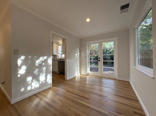 Building Photo - Charming Palo Alto Home with Renovated Kitchen & Spacious Backyard