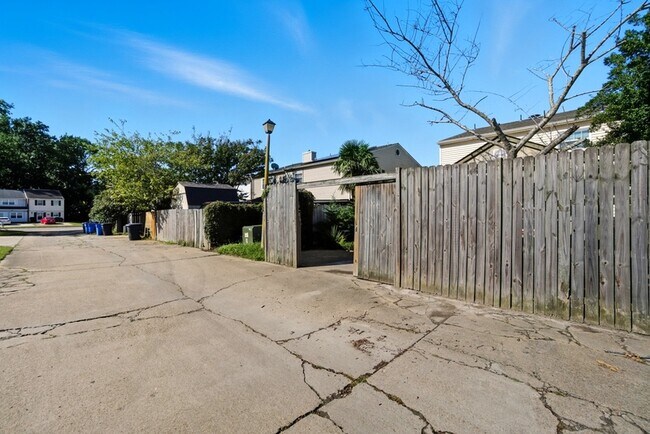 Building Photo - 712 Biltmore Dr