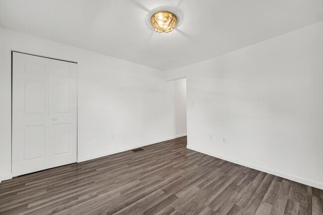 Building Photo - 204 Brown St