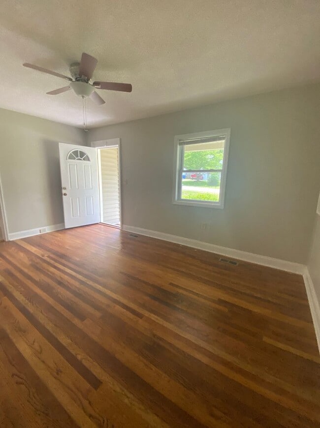 Building Photo - Charming 3 bedroom home in the heart of do...