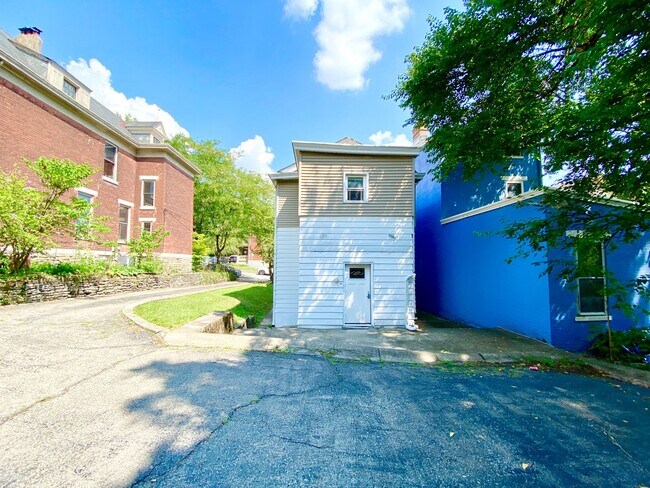 Building Photo - 5 bedroom /2 bath mins. from UC for $650/pp ($3,250/mo) w/ off-street parking included!