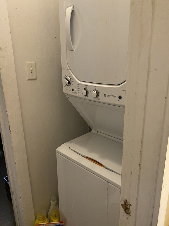 Building Photo - 11 W 14th St