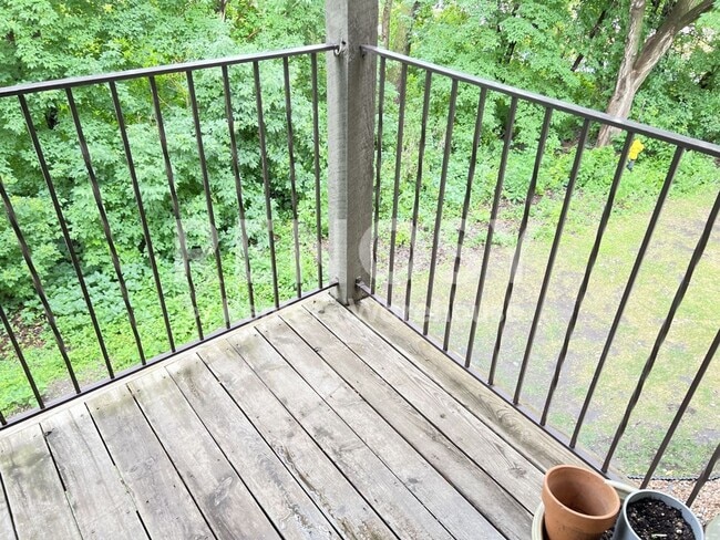 Building Photo - 1BR 1BA CONDO IN Plymouth!