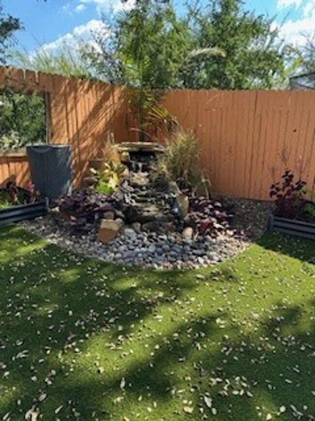 Building Photo - Move In Ready - Stunning 4 bd/2.5 Located ...