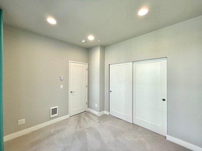 Building Photo - Great Townhome for rent