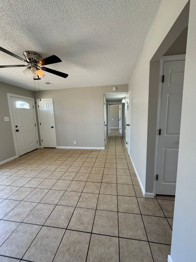 Building Photo - 3 Bed / 1.5 Bath with Bonus Room in BAY - ...