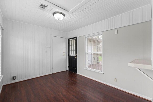 Building Photo - 2122 Althea Dr