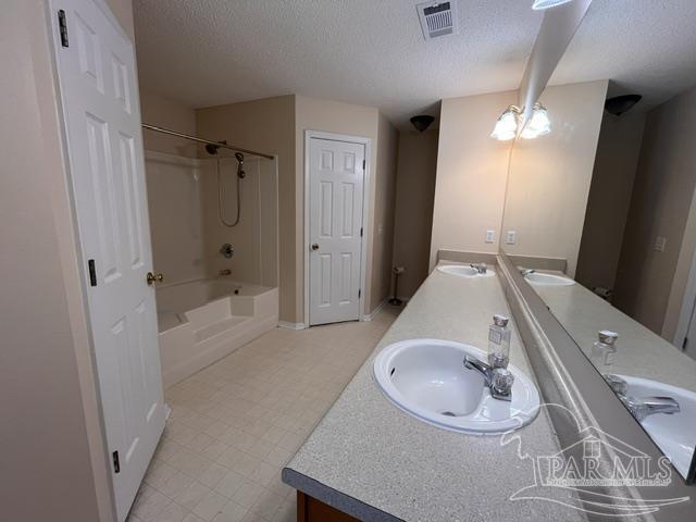 Building Photo - 5563 Chantilly Cir