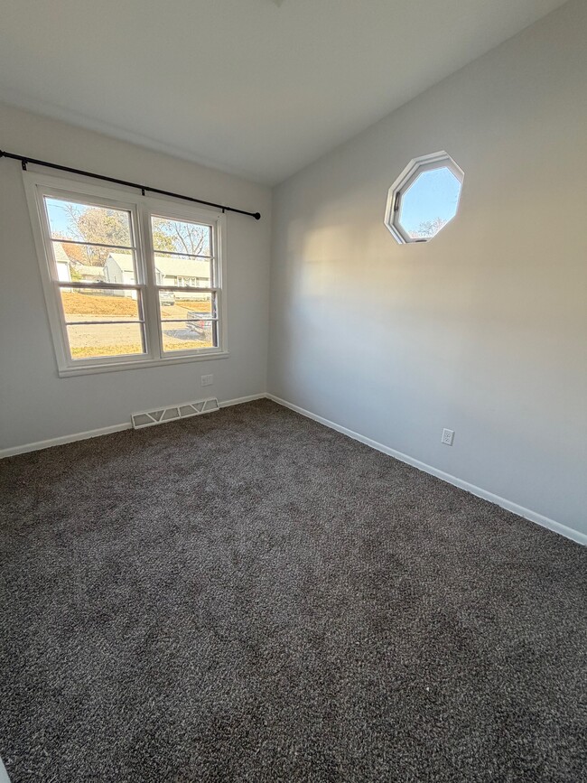 Building Photo - 618 Christopher St