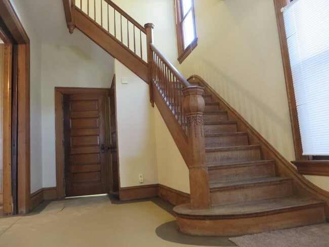 Building Photo - 5 Bedroom Home in the very core of Downtown (West Central, Downtown)