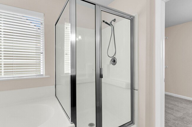 Building Photo - Convenient Location with Modern Amenities