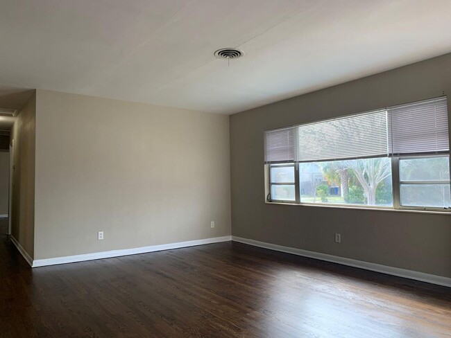 Building Photo - 4 Bedroom 2 Bath Spacious Home