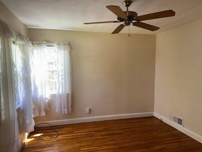 Building Photo - 28 Robinhood Rd