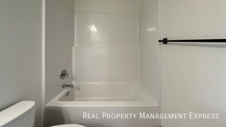 Building Photo - Modern 3 Bed 2.5 Bath Townhome Located in ...