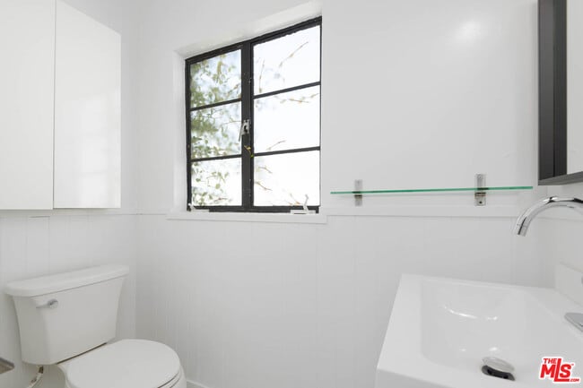 Building Photo - 822 N Detroit St