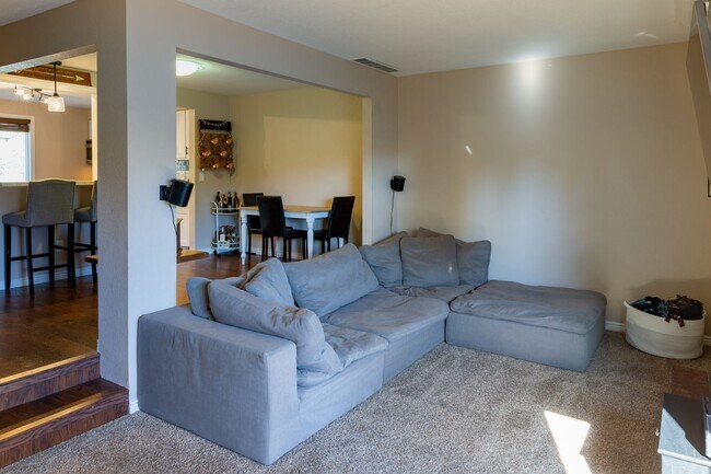 Building Photo - Updated Boise Ave. Townhome in great location!