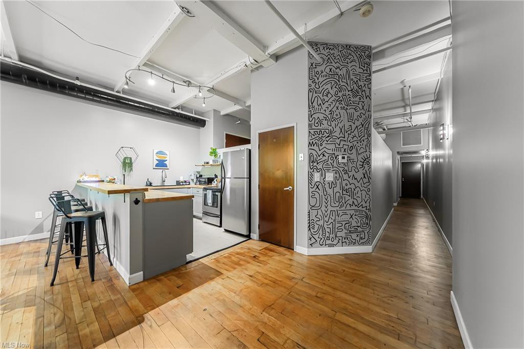 Building Photo - 1133 W 9th St