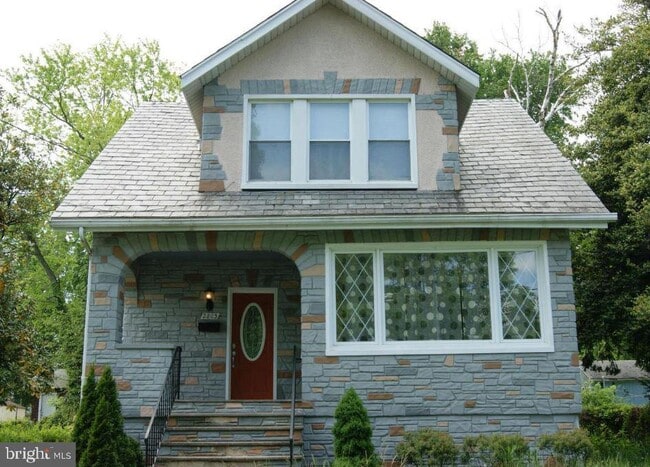Primary Photo - 2803 Berwick Ave
