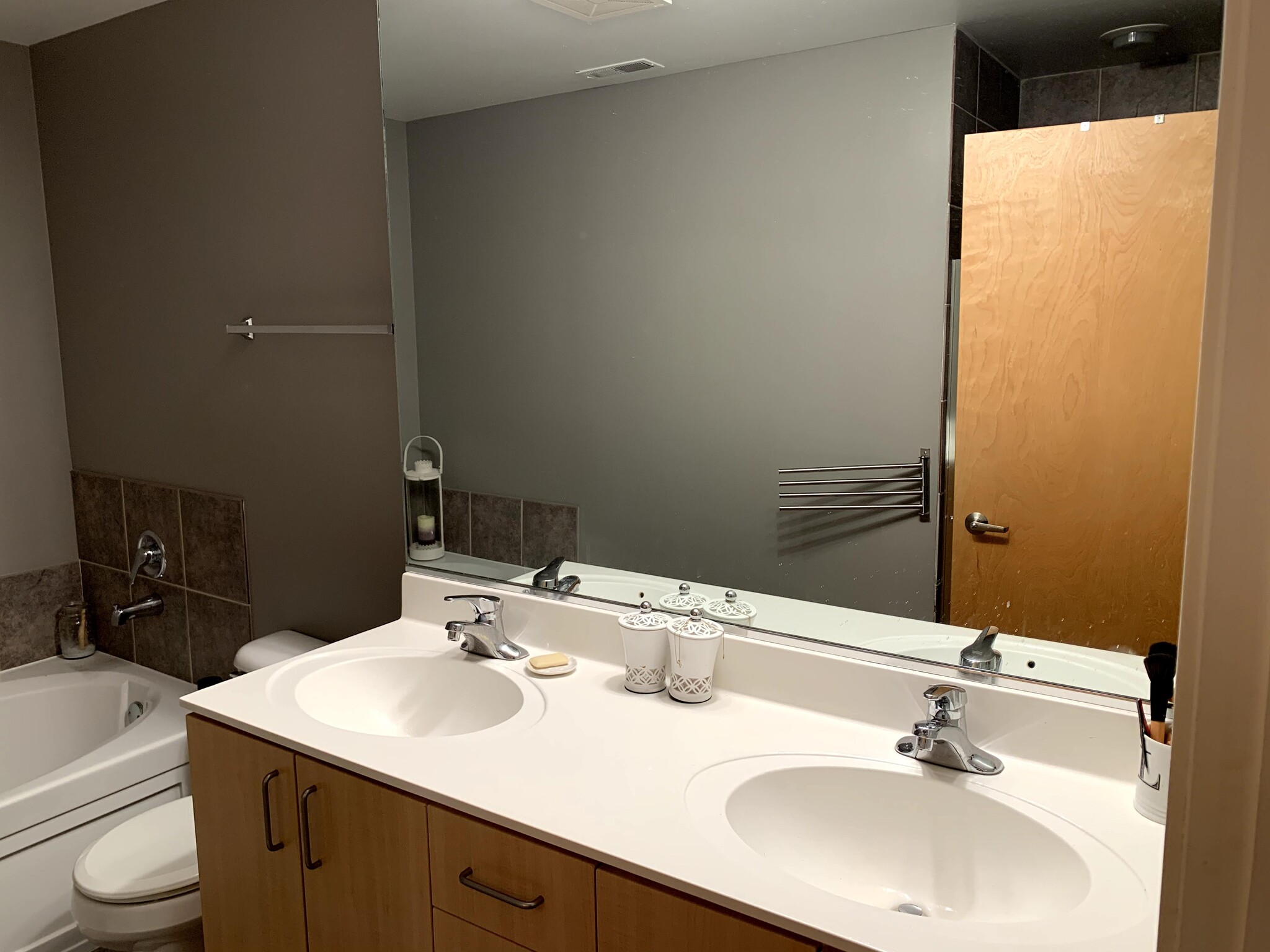 En Suite Bathroom - 2201 W Wabansia Ave