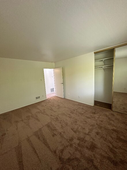 Building Photo - 472 Lincoln Cir
