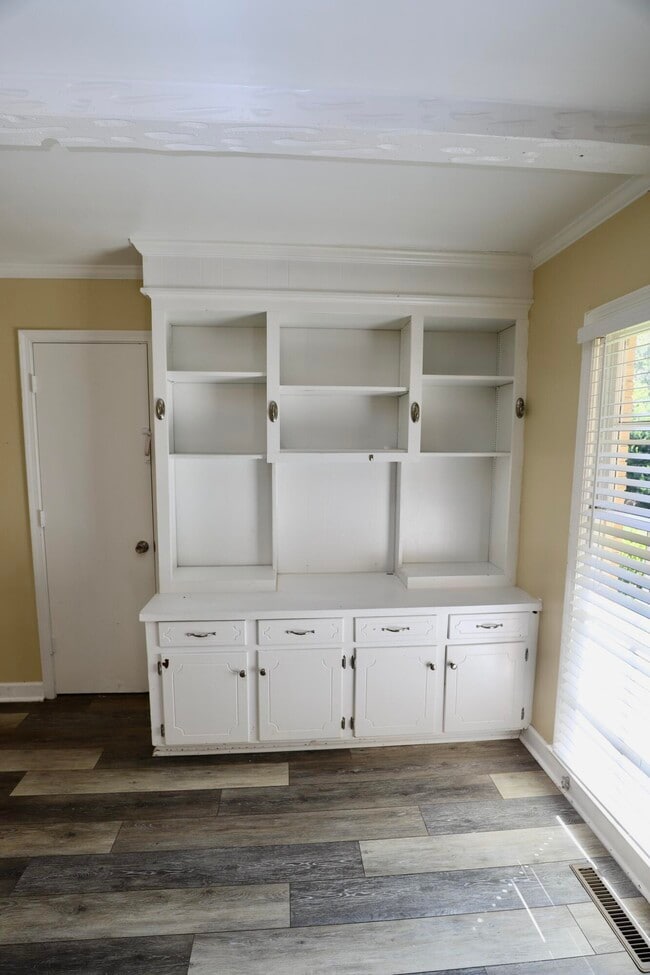 Building Photo - 549 Pringle Dr