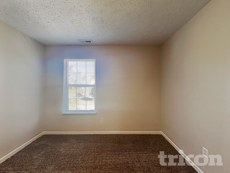 Building Photo - 1325 Yellowstone Cir